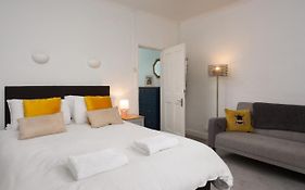 Lovely City Town House With Free Parking Sleeps 2 To 6 Guests